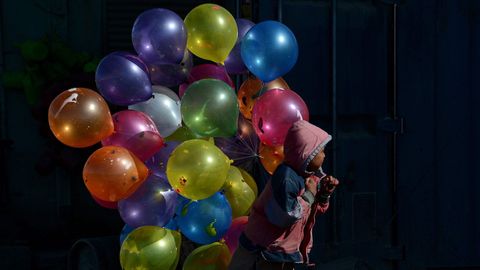 Un ni�o vende globos durante el g�lido invierno afgano