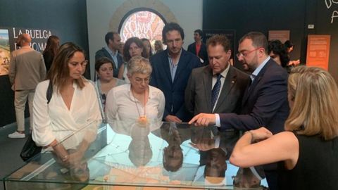 La alcaldesa, Ana Gonz�lez, durante la visita que realiz� esta semana con el presidente del Principado, Adri�n Barb�n, al pabell�n del Ayuntamiento de Gij�n de la Feria 