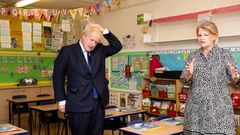 El Primer Ministro brit�nico, Boris Johnson, de visita en la Escuela Cat�lica de St Joseph, estudiando las posibles medidas de prevenci�n del covid-19 en los colegios.