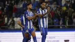 Zakaria y Aubameyang aplauden a la afici�n del Deportivo tras la derrota del equipo ante el Sevilla.