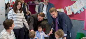 Feijoo, durante la visita de ayer a la escuela de A Torre, en Perl�o. 