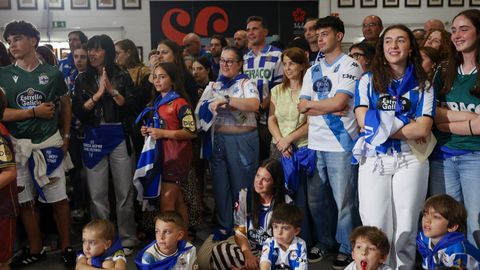 Decenas de ni�os y adolescentes se acercaron al Museo Santiago Rey Fern�ndez-Latorre para presenciar el acto.