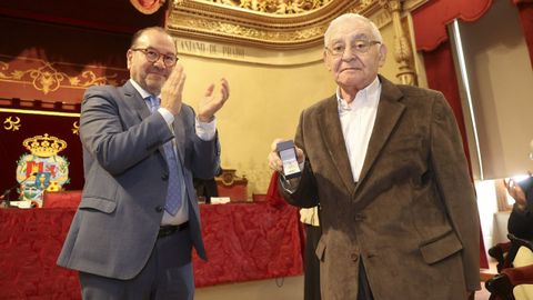 Maio de 2025. O reitor da USC, Antonio López, entrega a medalla de ouro da universidade a Manuel Lourenzo en Santiago de Compostela