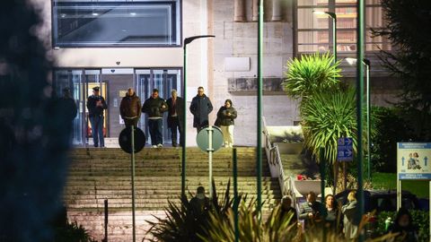 La madre de Domenico y varios parientes a las puertas del hospital