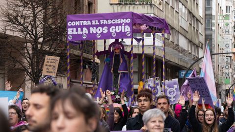 Decenas de personas durante la manifestacin con motivo del Da Internacional de la Mujer, a 8 de marzo de 2025, en Gijn, en la que se llev una imagen de una virgen denominada Queer Vadonga