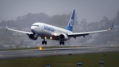 Un avi&oacute;n de Air Europa, en Alvedro con meteorolog&iacute;a adversa