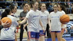 Jugadoras del Baxi Ferrol con una camiseta de apoyo a la base croata Karla Erjavec