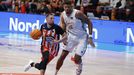Jakovics, ante Tavares en el duelo entre el Leyma y el Real Madrid, que inaugur� el camino de los naranjas en la Liga Endesa.