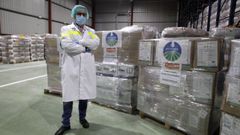 Joaqu�n Garrido, director general de Origanic Ib�rrica, junto al material sanitario donado por la matriz china de su empresa