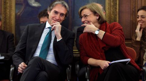 El ministro de Fomento, ��igo de la Serna, y la alcaldesa de Avil�s, Mariv� Monteser�n