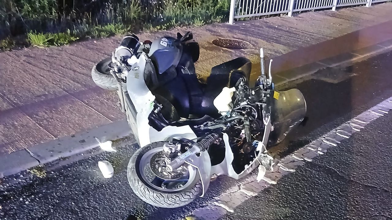 Herido grave un motorista al chocar de madrugada contra otro vehículo en Paderne de Allariz