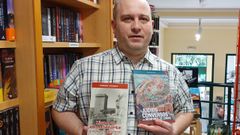 Jacobo Rodr�guez, responsable de la editorial monfortina Agrasar, con dos libros publicados por su empresa