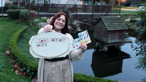 Yasmina Gonzlez, de Mia Rula, con el calendario de adviento que ha ideado para bordar da a da hasta el 25 de diciembre