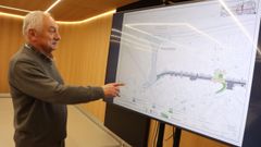 El concejal de Mobilidade, Csar Mosquera, en el Concello de Pontevedra con un plano de la actuacin prevista en Mollavao y Rosala de Castro