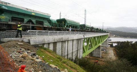 Los vagones circulan por el puente a varias velocidades y se detienen en algunos puntos para comprobar que la estructura aguanta. 