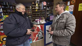 Ernesto Moreira, del Estanco de Pazos (a la derecha), conversa con un cliente en la ma�ana de ayer, muy parada debido a la aver�a