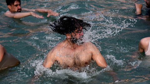 Un hombre pakistan� se refresca ante las altas temperaturas que azotan al pa�s.