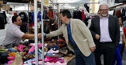 Xavier Vence saluda a un tendero en compa��a de Manuel Antelo y el resto de ediles del BNG. 