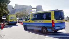Ambulancias accediendo al hospital Montecelo, en Pontevedra