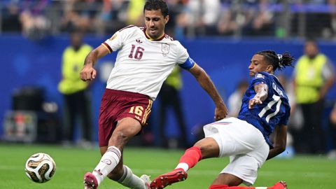 Olise comete una falta sobre Rodri durante el partido entre Francia y Espa�a.