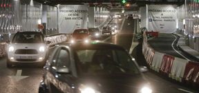 Varios veh�culos circulan por el nuevo t�nel de la Marina, que sustituye a la antigua avenida de Alf�rez Provisional. 