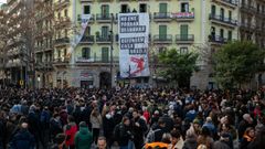 Unas quinientas personas se concentraron ante la casa Orsola de Barcelona para protestar por el desalojo