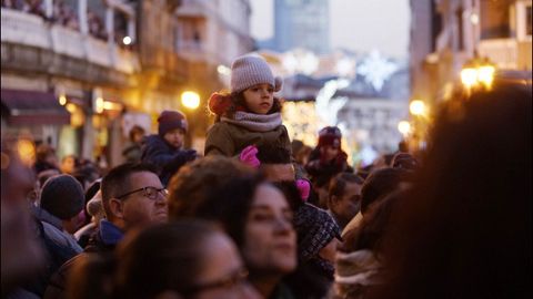 Miles de personas salieron a las calles de Ourense para recibir a sus majestades de Oriente pese al frío
