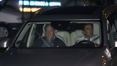 Juan Carlos I, llegando en el coche de Pedro Campos esta tarde a Nann (Sanxenxo). 