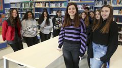 En primer t�rmino, Sara Villar, profesora de Oratoria en el IES Saturnino Montojo, rodeada de su alumnado