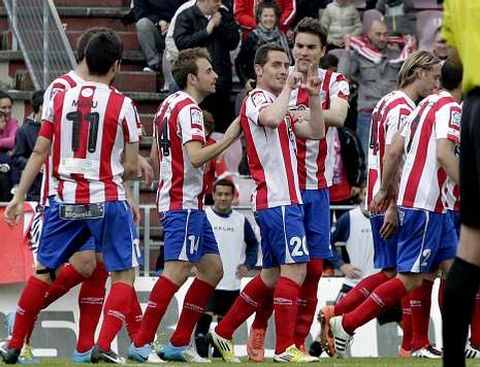 Los jugadores del Lugo, celebrando con Rub�n Dur�n el golazo de este al Sabadell.