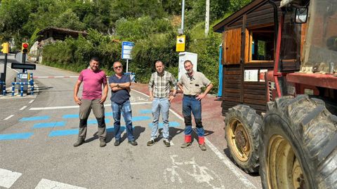 Ganaderos ante la barrera de acceso a los Lagos de Covadonga