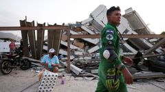 Un vecino y un rescatista voluntario en La Guaira.
