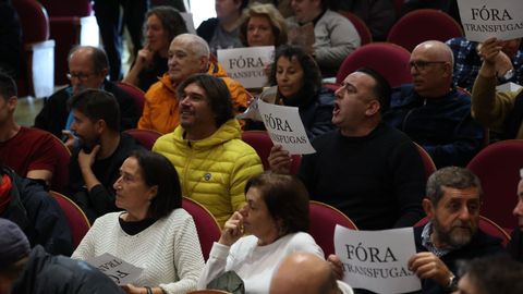 Los carteles de fra trnsfugas fueron mayora en los asientos del pblico.