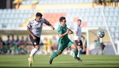 Steven pugna por un bal�n en el amistoso ante el Salamanca UDS