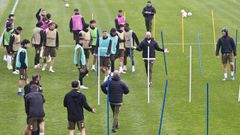 Claudio dirigiendo un entrenamiento en la ciudad deportiva de Mos