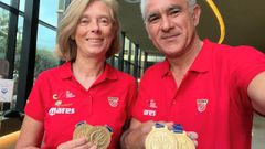 Pilar Barros y Jorge Cand�n muestran las medallas ganadas.