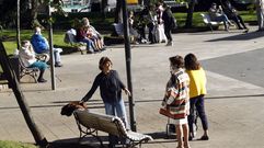 Plaza de Amboage. Los 25 bancos existentes se llenan a diario a media ma�ana, con grupos de estudiantes, personas mayores y otros ciudadanos que aprovecha para tomarse un caf� al aire libre