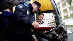 Un agente comprueba la documentaci�n.