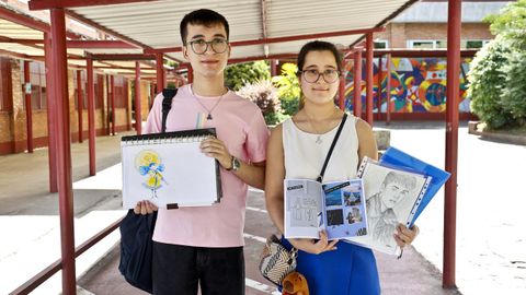 Heitor y Noa posan con sus dibujos en el patio del IES Ricardo Mella.