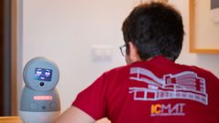 Un ni�o con autismo interact�a con el robot