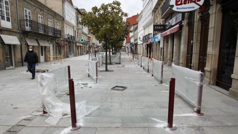En la calle Cardenal de Monforte, reci�n reformada, ya se instalaron las mamparas que se�alan los l�mite de las terrazas de los negocios de hosteler�a