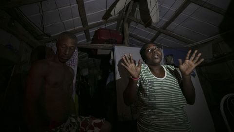 Vecinos de Santa Marta, Cuba, durante un apag�n.