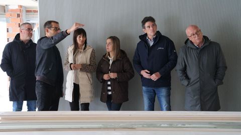 El delegado territorial de la Xunta, Javier Arias (segundo por la derecha), visit� las obra este jueves