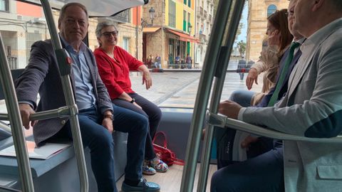 La alcaldesa y el concejal de Medio Ambiente, Ana Gonz�lez y Aurelio Mart�n, a bordo del prototipo de autob�s el�ctrico en pruebas en Gij�n