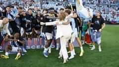 La presidenta del Celta, Mari�n Mouri�o, celebrando el ascenso con jugadores y cuerpo t�cnico del Fortuna.