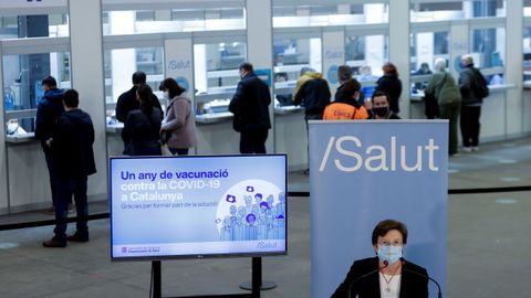 La secretaria de Salut P�blica de Catalu�a, Carmen Cabezas, en el centro de vacunaci�n de la Fira de Barcelona