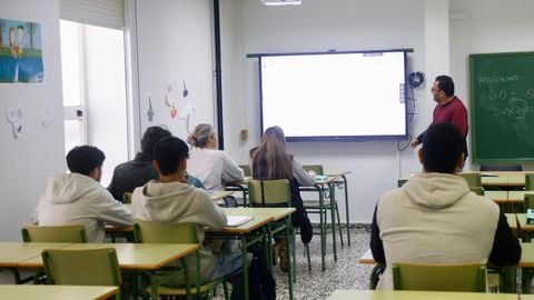 Imagen de archivo de un profesor de adultos en Ferrol utilizando una pizarra digital