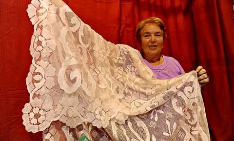 Amalia Vigo exhibe la mantilla de seda que puede adquirirse por 7.000 euros.