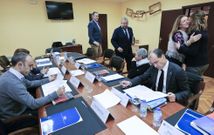 En la reuni�n hubo momentos de gran tensi�n y profundas desavenencias. 