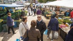 Los productos de temporada triunfan en el primer mercado de mayo en Carballo